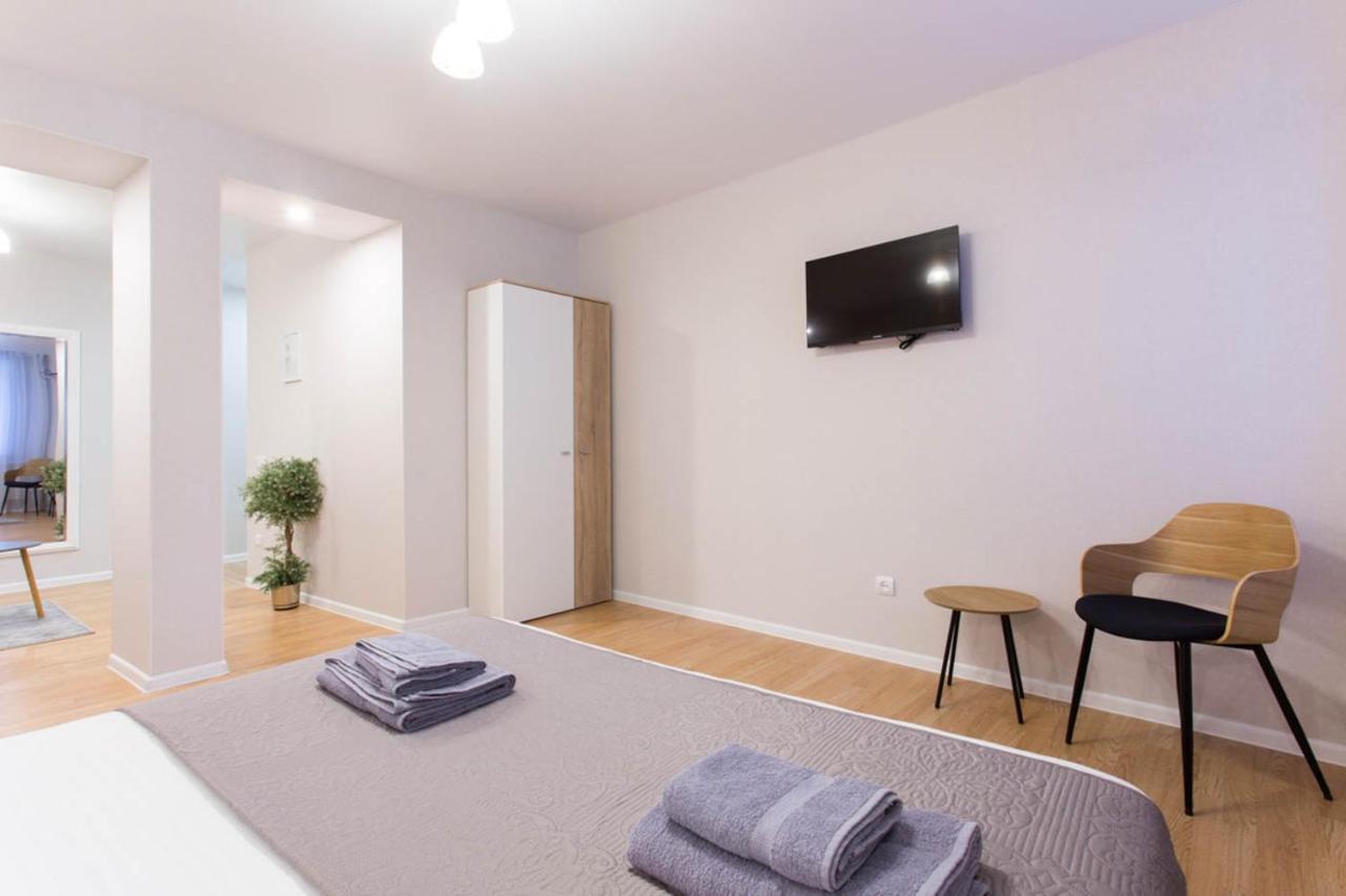 Apartment In The City Center - Gimnasiyna Naberezhna 24A-1 Charkov Buitenkant foto
