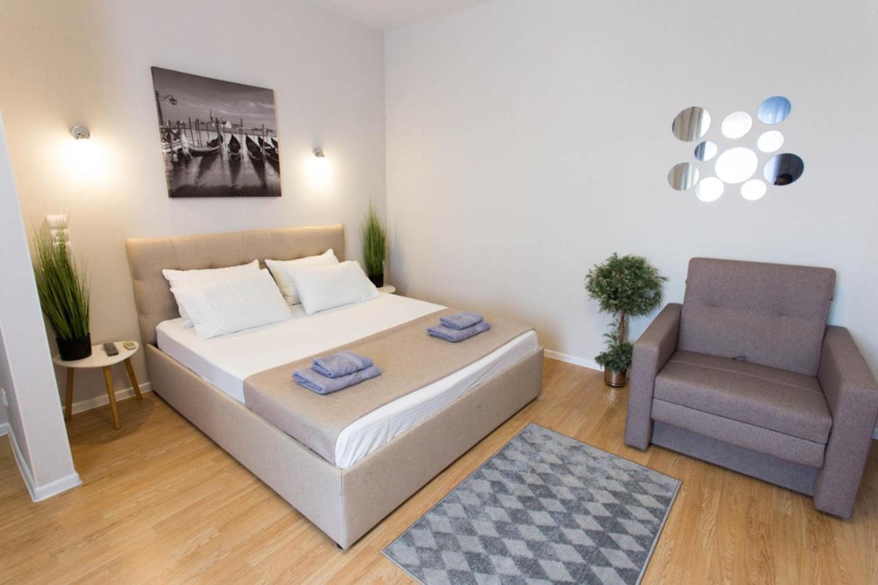 Apartment In The City Center - Gimnasiyna Naberezhna 24A-1 Charkov Buitenkant foto